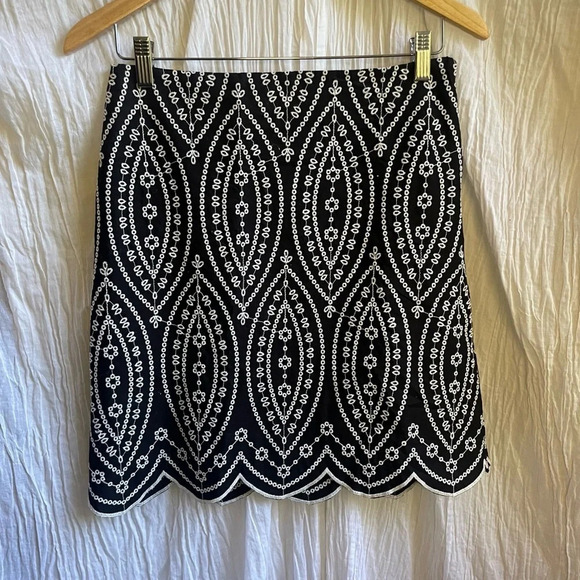 LOFT Black White Embroidered Scalloped Shift Mini Skirt, 0, Like NEW - Picture 3 of 7